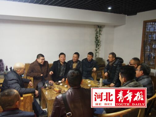 9月20日，由本報(bào)《經(jīng)濟(jì)圈》周刊聯(lián)合河北省收藏家協(xié)會(huì)根雕專業(yè)委員會(huì)及河北物華拍賣行有限公司共同舉辦的“首屆中國(guó)根雕收藏品拍賣會(huì)”活動(dòng)將于河北省石家莊市南二環(huán)的古韻文化廣場(chǎng)C座負(fù)一層年年榆古典家具會(huì)館盛大開(kāi)幕。從今日起，來(lái)自全國(guó)多個(gè)省市的根雕精品陸續(xù)展出。